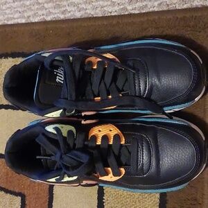 Use pair of air max size 6 youth.